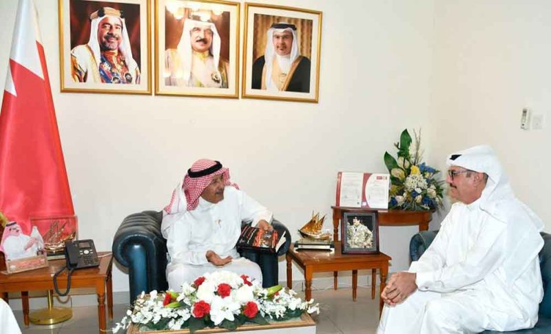 محافظ المحرق يستقبل الدكتور فيصل الملا ويثمن مؤلفاته في المجال الرياضي