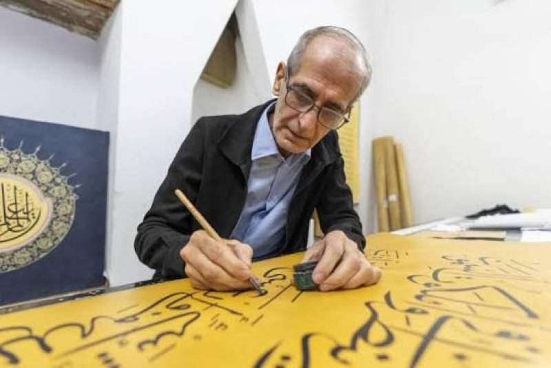 صائغ عراقي سابق يُتم أكبر مصحف مخطوط في العالم بست سنوات