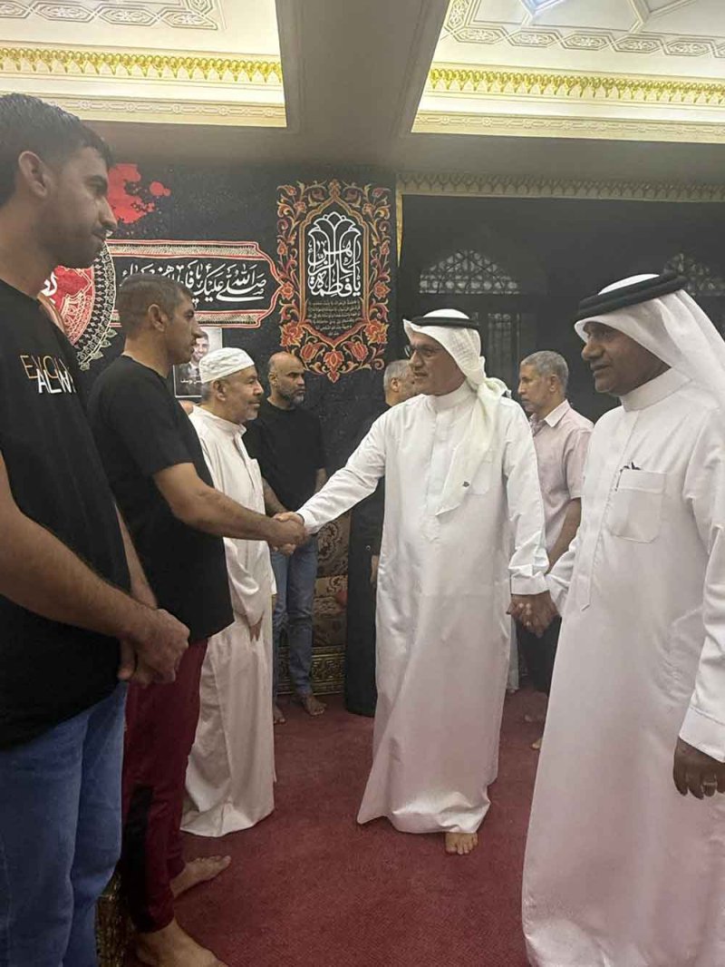 مستشار شؤون المجتمع بوزارة الداخلية ينقل تعازي وزير الداخلية إلى ذوي المواطن المتوفى في البحر بشهركان
