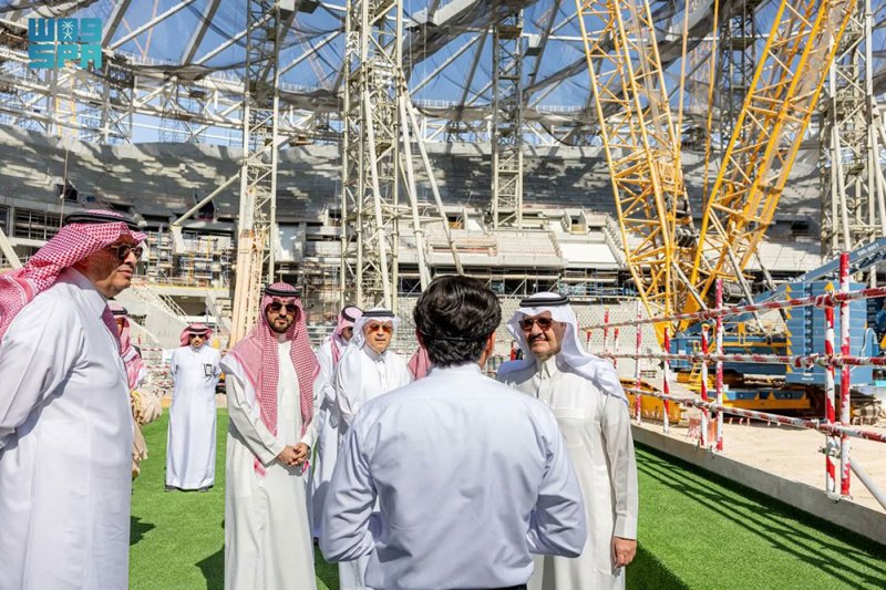 أمير المنطقة الشرقية يزور ملعب أرامكو ويطّلع على سير العمل في المشروع