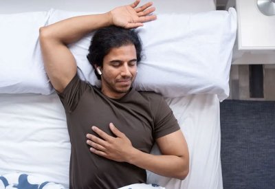 طبيب أعصاب يحذر.. النوم بسماعات الأذن قد يؤدي إلى الخرف