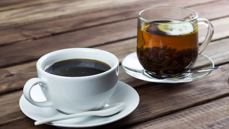 القهوة أم الشاي الأخضر.. أيهما ينشط الدماغ ويحارب الزهايمر؟