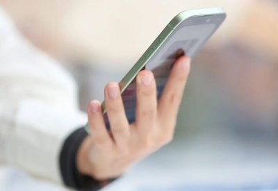 "أبل" تخطط لتوسيع خدمات آيفون عبر الأقمار الصناعية