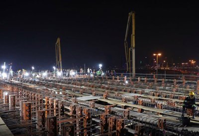 وكيل وزارة الأشغال يتفقد أعمال صب سطح الجسر الرابط بين جسر الشيخ عيسى بن سلمان وشارع 105 بالبسيتين