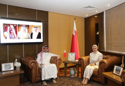 وزيرة شؤون الشباب تستقبل رئيس المؤسسة البحرينية للحوار