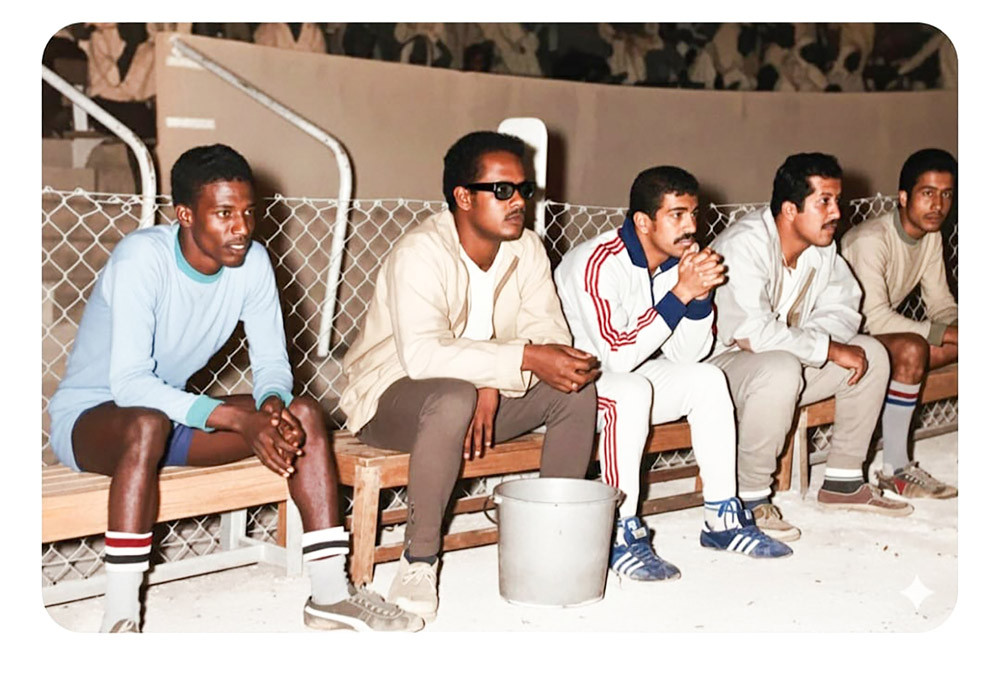 الفريق الإداري لنادي الجزيرة في إحدى المباريات بالدرجة الممتازة بالعام 1968/‏ 1969 في استاد المحرق القديم (مصدر الصورة: محمد الجزاف)