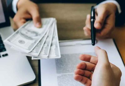 السلطة الفلسطينية تدفع غدًا 60% من رواتب موظفيها عن أغسطس
