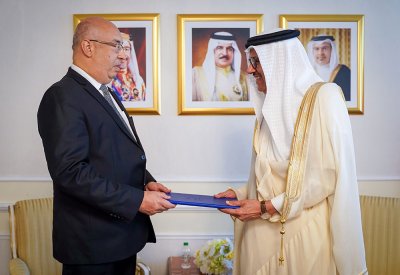 وزير الخارجية يتسلم وثيقة تفويض ممثل منظمة الأمم المتحدة للتربية والعلم والثقافة (اليونيسكو) لدول الخليج والجمهورية اليمنية