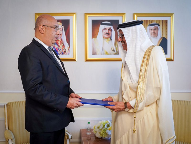 وزير الخارجية يتسلم وثيقة تفويض ممثل منظمة الأمم المتحدة للتربية والعلم والثقافة (اليونيسكو) لدول الخليج والجمهورية اليمنية