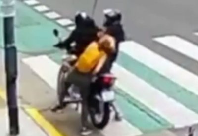 بالفيديو: سائحة شجاعة.. تشبثت برجل سارق حتى وصول الشرطة
