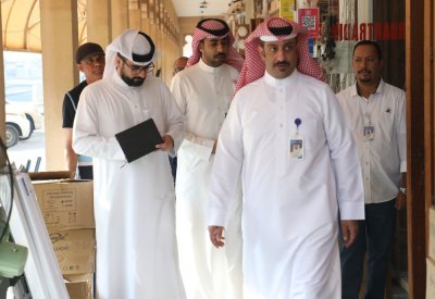 مدير عام بلدية المنطقة الجنوبية يتفقد السوق الشعبي بمدينة عيسى