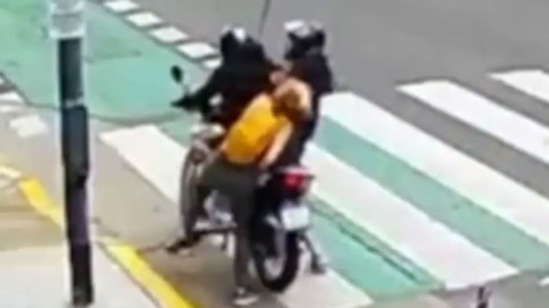 بالفيديو: سائحة شجاعة.. تشبثت برجل سارق حتى وصول الشرطة
