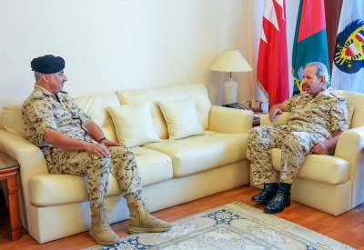 القائد العام يستقبل قائد الخدمات الطبية الملكية ويهنئه بالثقة الملكية السامية وترقيته إلى رتبة لواء طبيب