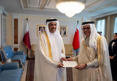 وزير الخارجية يتسلم نسخة من أوراق اعتماد سفير دولة قطر المعين لدى مملكة البحرين