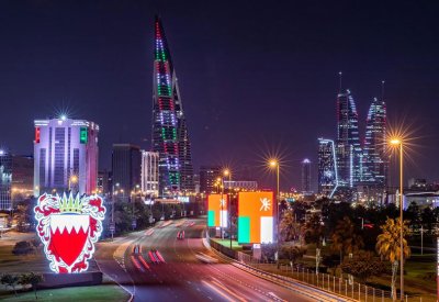 مباني مملكة البحرين تتزيّن بألوان العلم العماني احتفاءً باليوم الوطني لسلطنة عمان الشقيقة
