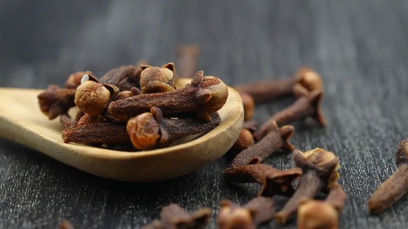 11 فائدة صحية لمضغ القرنفل يومياً