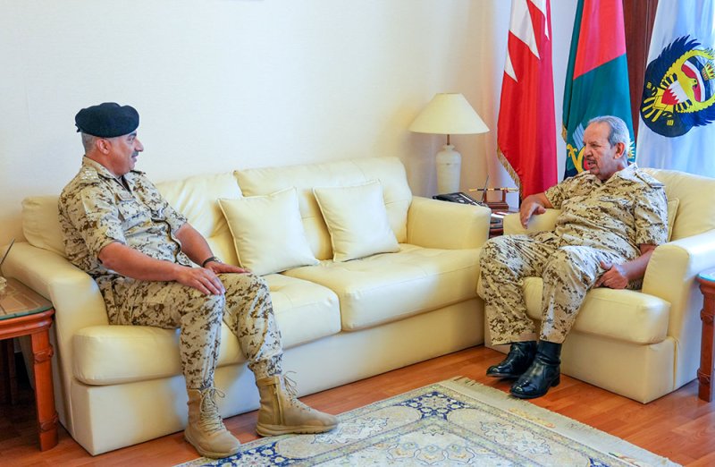 القائد العام يستقبل قائد الخدمات الطبية الملكية ويهنئه بالثقة الملكية السامية وترقيته إلى رتبة لواء طبيب