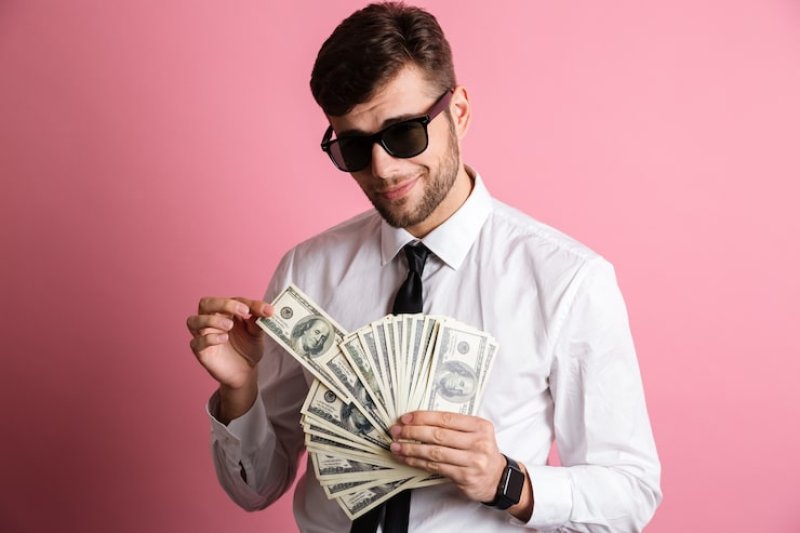 سر الأثرياء ليس المال.. بل الشعور به أولاً!
