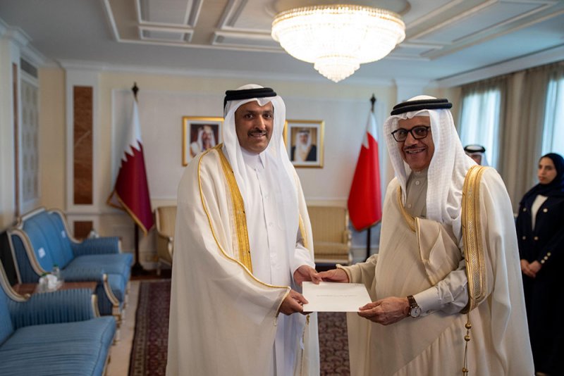وزير الخارجية يتسلم نسخة من أوراق اعتماد سفير دولة قطر المعين لدى مملكة البحرين