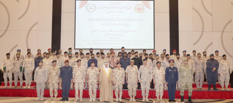 وزير شؤون الدفاع يحضر حفل تخريج الدورة القضائية التأسيسية الثانية عشرة لضباط دول الخليج في أعمال النيابة العسكرية
