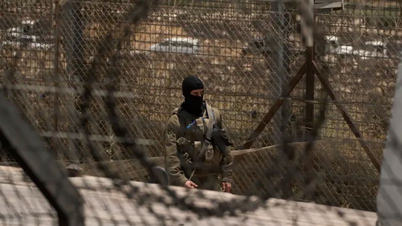 إسرائيل تعتقل 5 جنود وسوريين للاشتباه بتهريبهم أسلحة بقوافل عسكرية