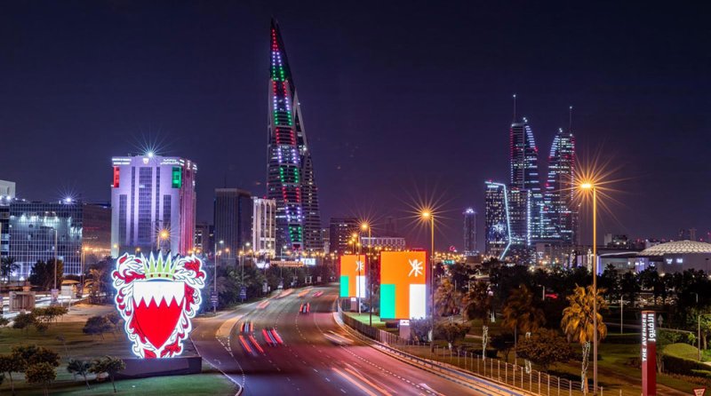 مباني مملكة البحرين تتزيّن بألوان العلم العماني احتفاءً باليوم الوطني لسلطنة عمان الشقيقة