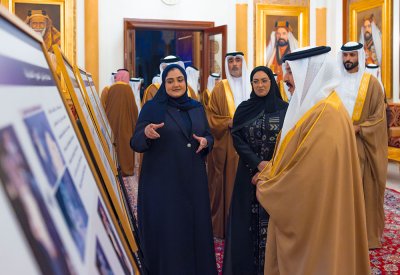 الملك المعظم يستقبل سمو الشيخ ناصر بن حمد الذي قدم لجلالته أول صورة فضائية للبحرين من القمر الصناعي البحريني "المنذر"