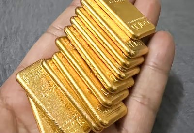 الذهب ينخفض تحت ضغط الدولار وتراجع آمال خفض الفائدة