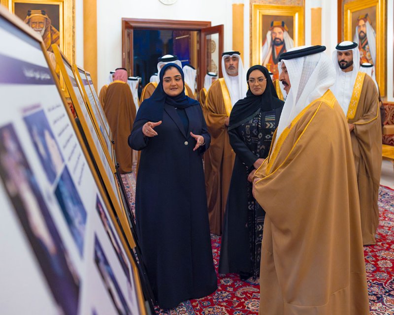 الملك المعظم يستقبل سمو الشيخ ناصر بن حمد الذي قدم لجلالته أول صورة فضائية للبحرين من القمر الصناعي البحريني "المنذر"