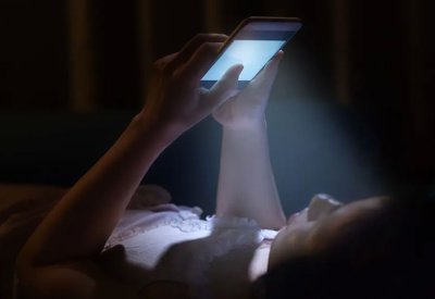 دراسة تحذر: استخدام الهواتف ليلاً قد يزيد الأفكار الانتحارية
