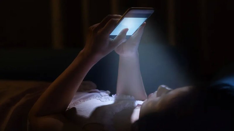 دراسة تحذر: استخدام الهواتف ليلاً قد يزيد الأفكار الانتحارية