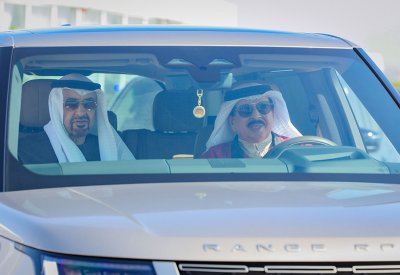 الملك المعظم في مقدمة مودعي سمو رئيس دولة الإمارات العربية المتحدة لدى مغادرته البلاد