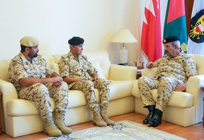القائد العام لقوة دفاع البحرين يستقبل رئيس هيئة الأركان وعددًا من كبار ضباط قوة دفاع البحرين
