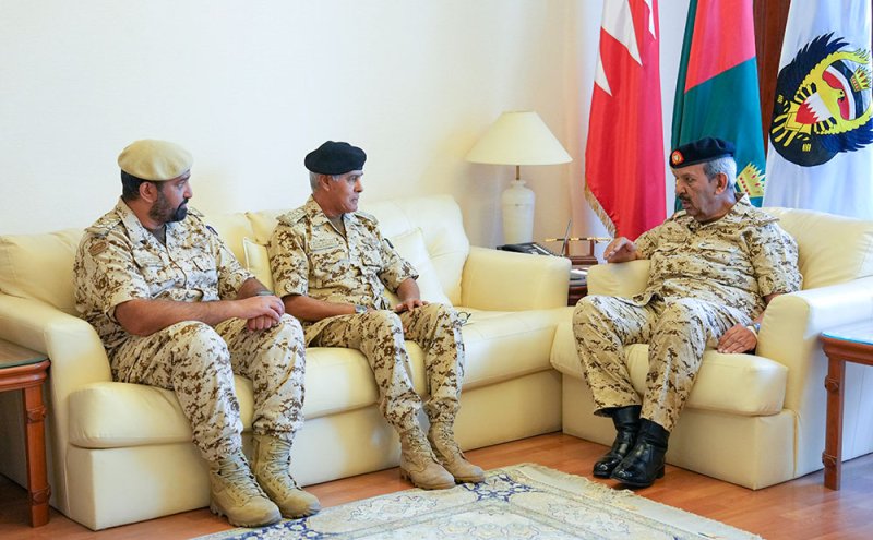 القائد العام لقوة دفاع البحرين يستقبل رئيس هيئة الأركان وعددًا من كبار ضباط قوة دفاع البحرين