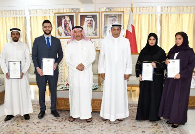 محافظ المحرق يكرم عدداً من منتسبي المحافظة بمناسبة حصولهم على شهادة الماجستير