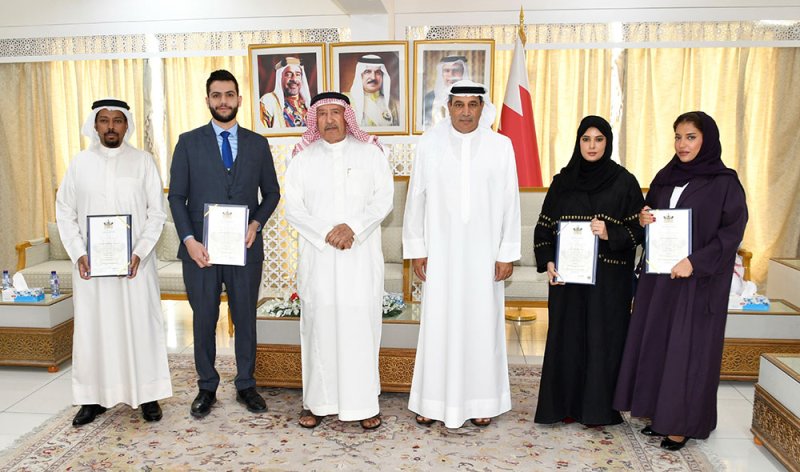 محافظ المحرق يكرم عدداً من منتسبي المحافظة بمناسبة حصولهم على شهادة الماجستير