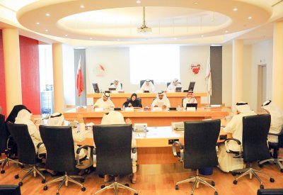 “بلدي المحرق” يبحث حلّ اشتراط “التواقيع” لإنارة الحائط