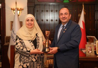 د. مهند الفراس يسلم د.منى الزياني رئيس مجلس أمناء وإدارة الجامعة الخليجية جائزة التميّز للحكومة الإلكترونية 2025