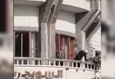 مواطنون في السويداء يزيلون كلمة "محافظة"