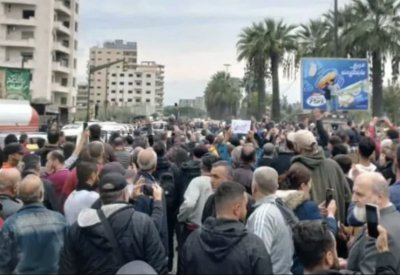 اعتصام وتدخل لقوى الأمن.. ماذا يحدث في حمص؟