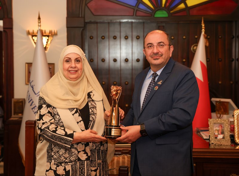 د. مهند الفراس يسلم د.منى الزياني رئيس مجلس أمناء وإدارة الجامعة الخليجية جائزة التميّز للحكومة الإلكترونية 2025