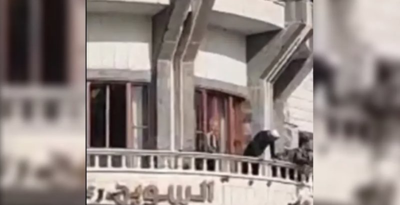 مواطنون في السويداء يزيلون كلمة "محافظة"