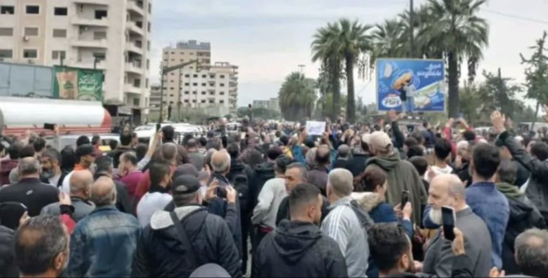اعتصام وتدخل لقوى الأمن.. ماذا يحدث في حمص؟