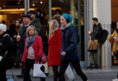 ثقة متاجر التجزئة في بريطانيا تهبط بأسرع وتيرة منذ 17 عاما