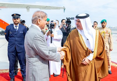 سمو ولي العهد رئيس مجلس الوزراء في مقدمة مستقبلي رئيس وزراء جمهورية باكستان الإسلامية الشقيقة