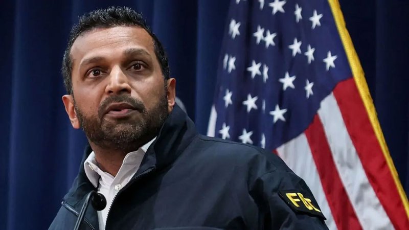 يقوم "بعمل رائع".. ترامب ينفي مجدداً نيته إقالة مدير FBI