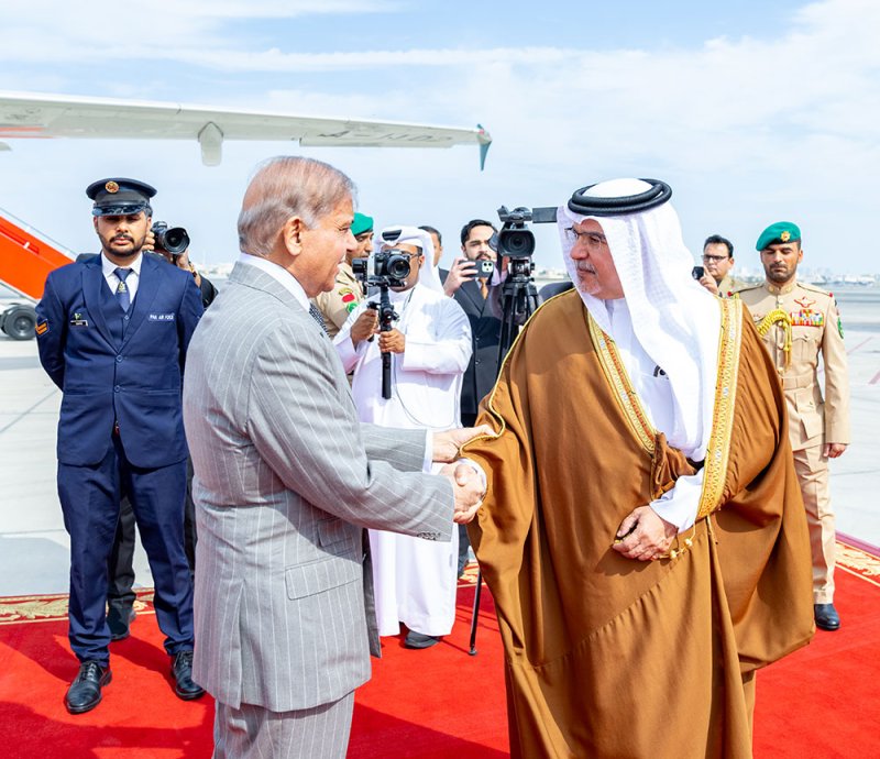سمو ولي العهد رئيس مجلس الوزراء في مقدمة مستقبلي رئيس وزراء جمهورية باكستان الإسلامية الشقيقة