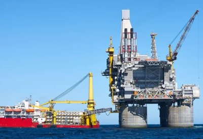 انخفاض أسعار النفط مع توقعات بوقف القتال في أوكرانيا