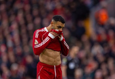دموع محمد صلاح بعد هزيمة ليفربول أمام آيندهوفن.. أسوأ سلسلة نتائج منذ 1954