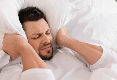 أحدهما يعالج الآخر.. دراسة تربط النوم بطنين الأذن